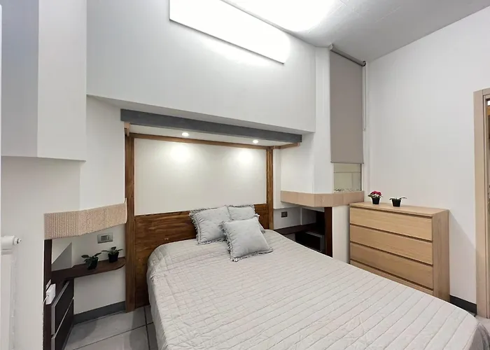 "R&P Apartment", Short Term Stay, Elegant Design, Bisceglie Metro Station, Easy For San Siro And Fiera Milano, Free Parking